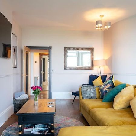 Stylish Beachfront Bolthole With Stunning Sea Views And Luxury Touches 헌베이 외부 사진