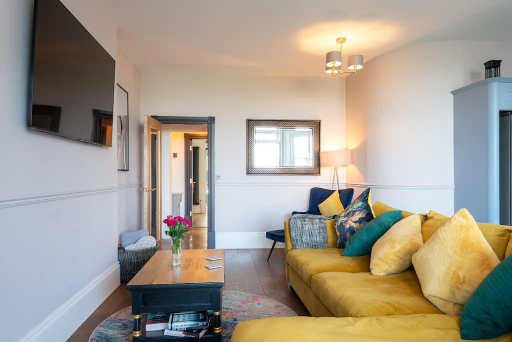 Stylish Beachfront Bolthole With Stunning Sea Views And Luxury Touches 헌베이 외부 사진