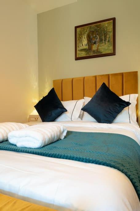 Stylish Beachfront Bolthole With Stunning Sea Views And Luxury Touches 헌베이 외부 사진