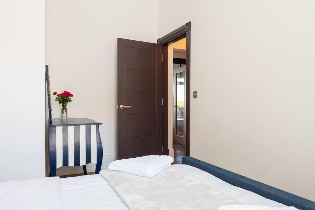 Stylish Beachfront Bolthole With Stunning Sea Views And Luxury Touches 헌베이 외부 사진