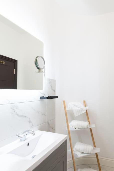 Stylish Beachfront Bolthole With Stunning Sea Views And Luxury Touches 헌베이 외부 사진