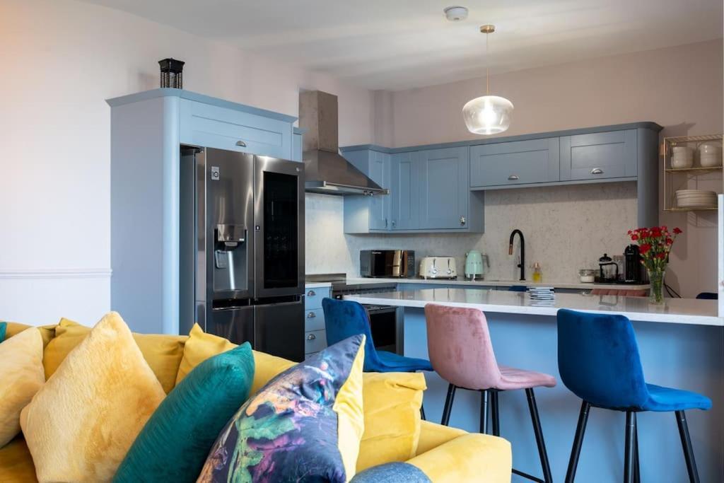 Stylish Beachfront Bolthole With Stunning Sea Views And Luxury Touches 헌베이 외부 사진