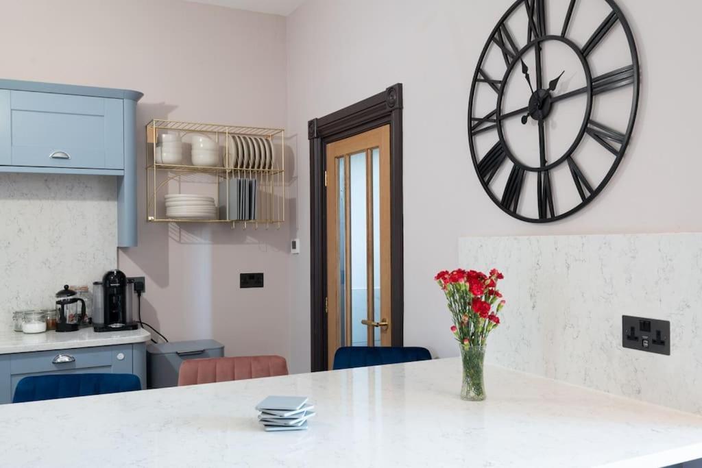 Stylish Beachfront Bolthole With Stunning Sea Views And Luxury Touches 헌베이 외부 사진