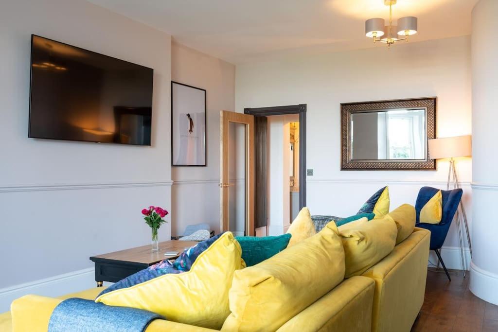 Stylish Beachfront Bolthole With Stunning Sea Views And Luxury Touches 헌베이 외부 사진