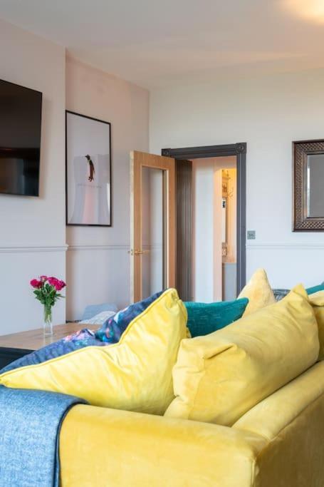 Stylish Beachfront Bolthole With Stunning Sea Views And Luxury Touches 헌베이 외부 사진