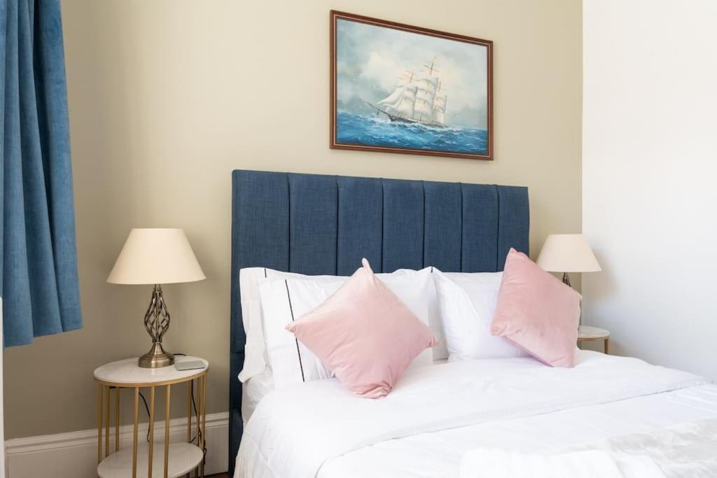 Stylish Beachfront Bolthole With Stunning Sea Views And Luxury Touches 헌베이 외부 사진