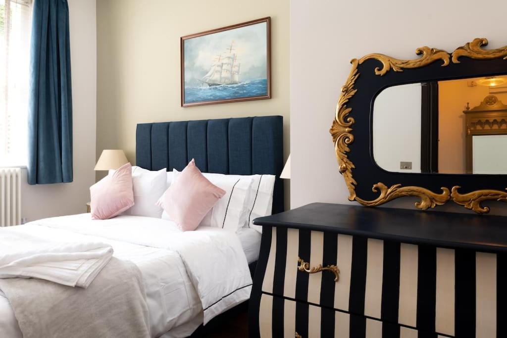 Stylish Beachfront Bolthole With Stunning Sea Views And Luxury Touches 헌베이 외부 사진