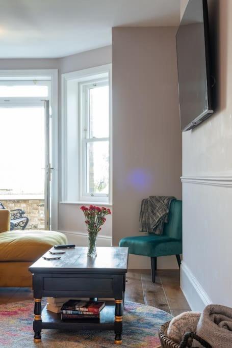 Stylish Beachfront Bolthole With Stunning Sea Views And Luxury Touches 헌베이 외부 사진