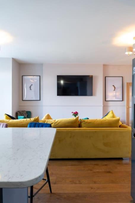 Stylish Beachfront Bolthole With Stunning Sea Views And Luxury Touches 헌베이 외부 사진