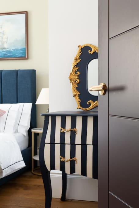 Stylish Beachfront Bolthole With Stunning Sea Views And Luxury Touches 헌베이 외부 사진