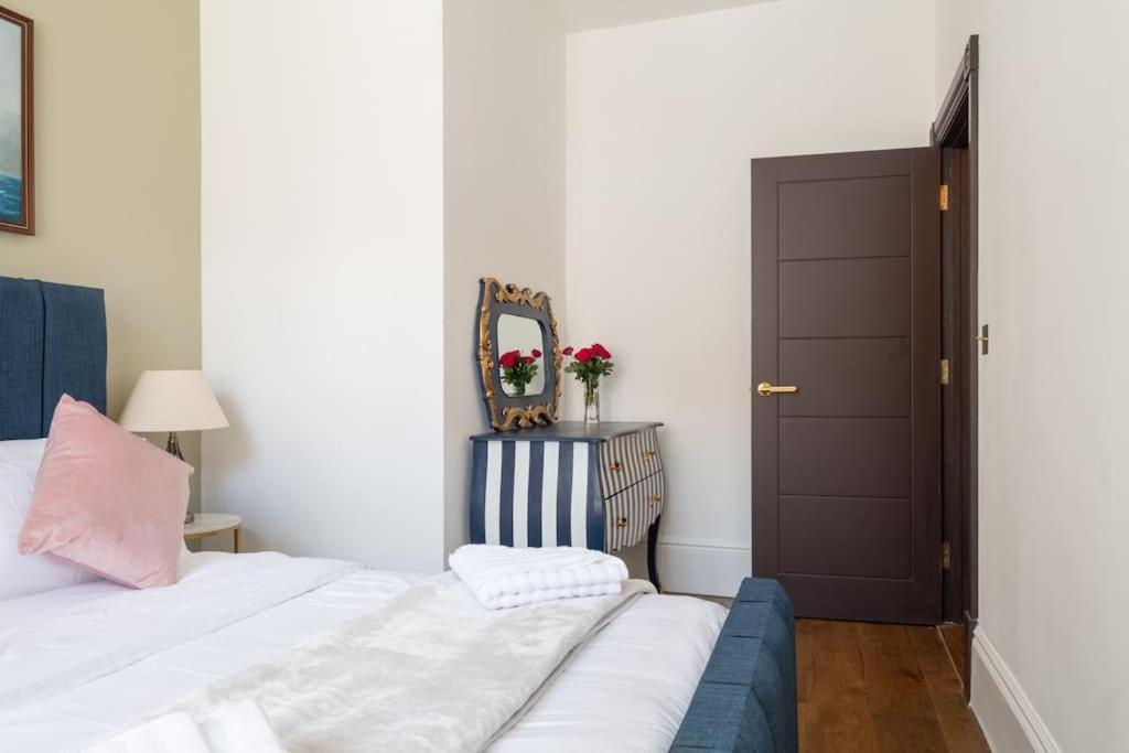 Stylish Beachfront Bolthole With Stunning Sea Views And Luxury Touches 헌베이 외부 사진