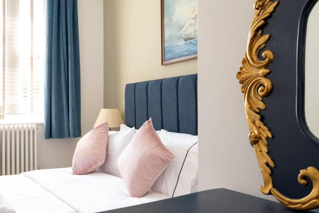 Stylish Beachfront Bolthole With Stunning Sea Views And Luxury Touches 헌베이 외부 사진