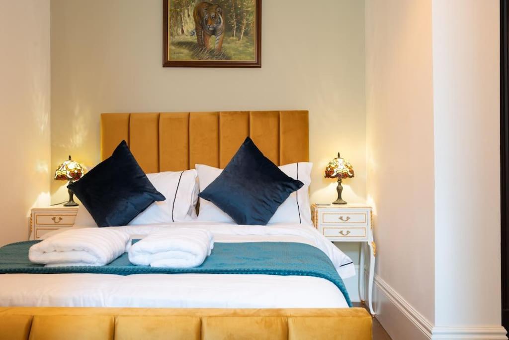 Stylish Beachfront Bolthole With Stunning Sea Views And Luxury Touches 헌베이 외부 사진