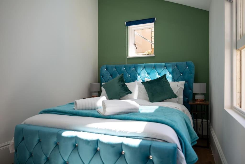 Stylish Beachfront Bolthole With Stunning Sea Views And Luxury Touches 헌베이 외부 사진