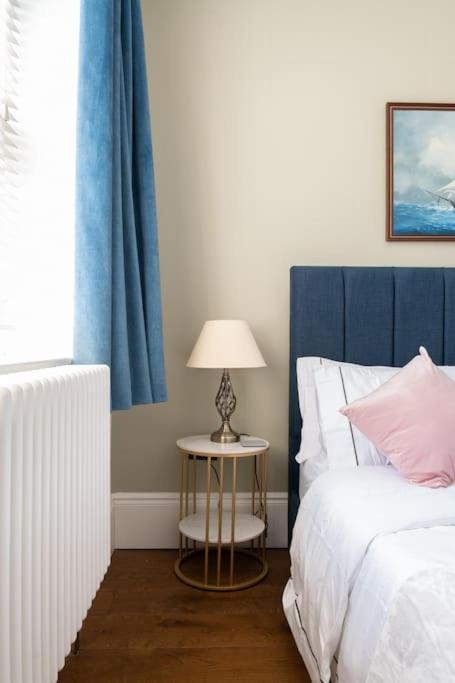 Stylish Beachfront Bolthole With Stunning Sea Views And Luxury Touches 헌베이 외부 사진