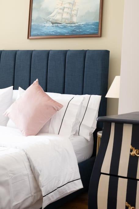 Stylish Beachfront Bolthole With Stunning Sea Views And Luxury Touches 헌베이 외부 사진