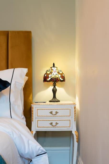 Stylish Beachfront Bolthole With Stunning Sea Views And Luxury Touches 헌베이 외부 사진