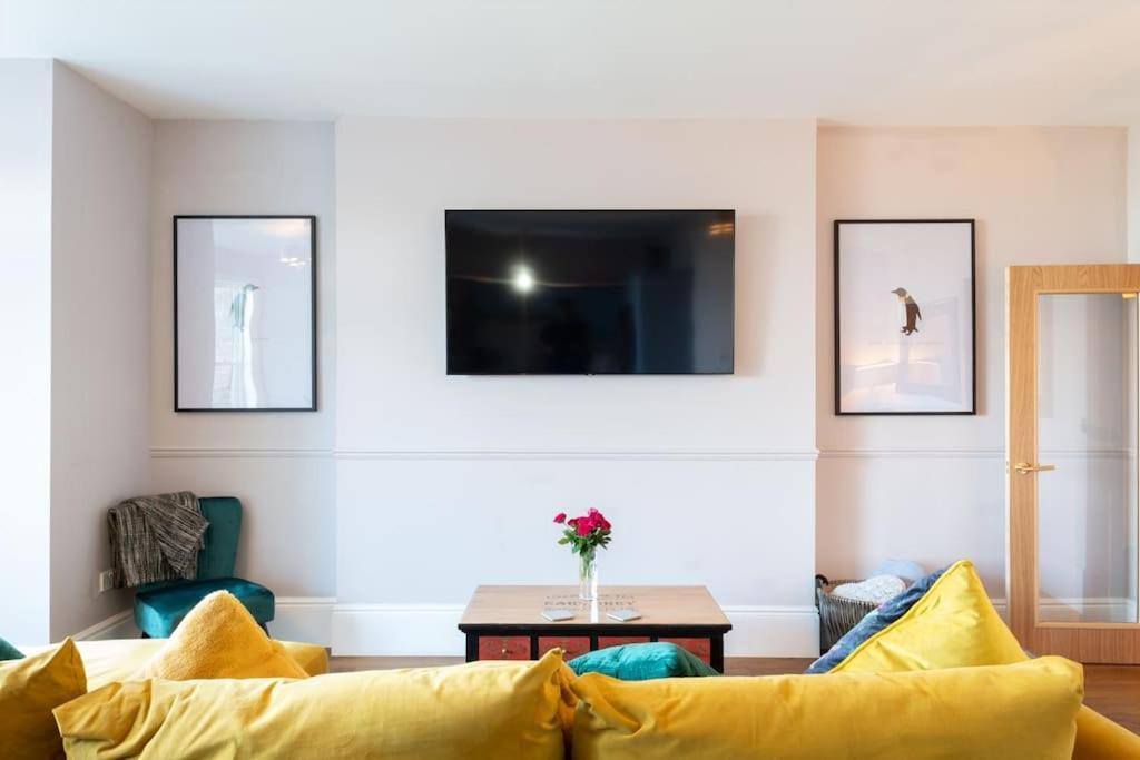Stylish Beachfront Bolthole With Stunning Sea Views And Luxury Touches 헌베이 외부 사진