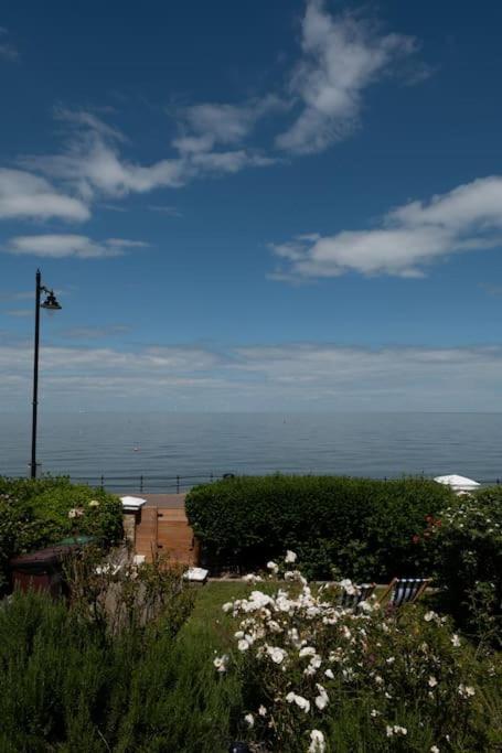 Stylish Beachfront Bolthole With Stunning Sea Views And Luxury Touches 헌베이 외부 사진